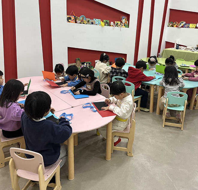 且不合时宜
